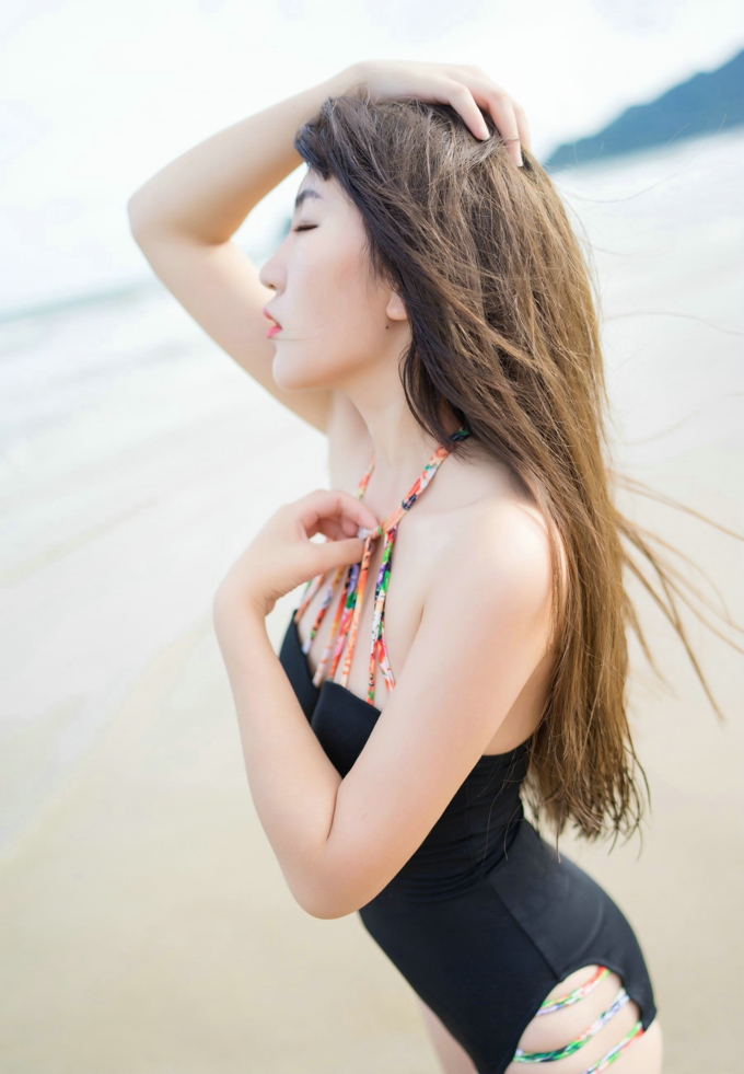 气质佳丽冷不丁性感海边风情写真