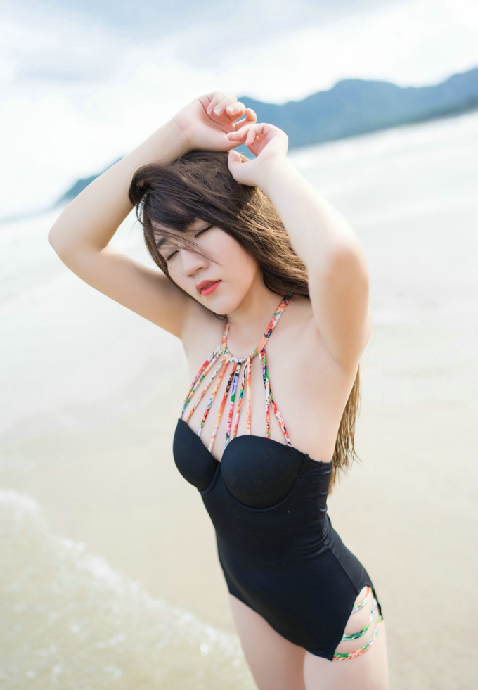 气质佳丽冷不丁性感海边风情写真