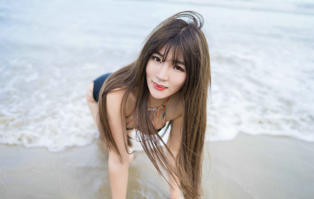 气质佳丽冷不丁性感海边风情写真