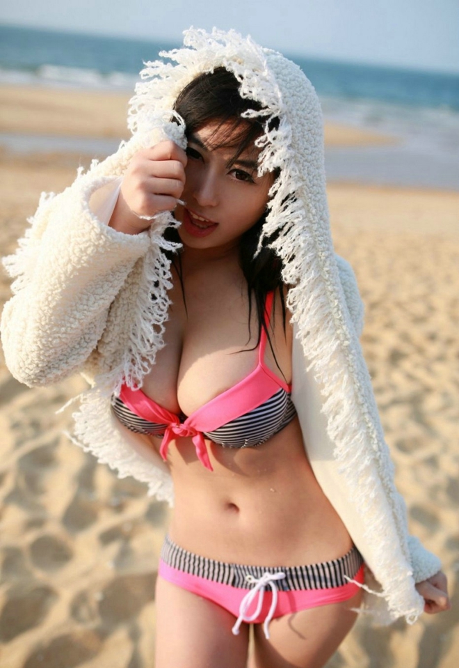 靓丽大眼清纯美女溪边比基尼大奶惹火销魂娇媚诱人写真
