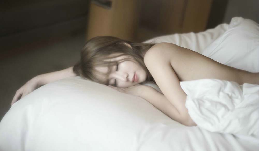 白色连衣泳衣美乳诱惑翘臀勾魂妩媚私房居家气质王雨纯写真