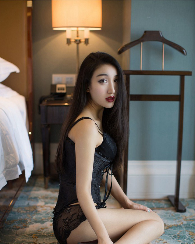 长发美女红唇绝美冶艳魅惑黑色蕾丝写真