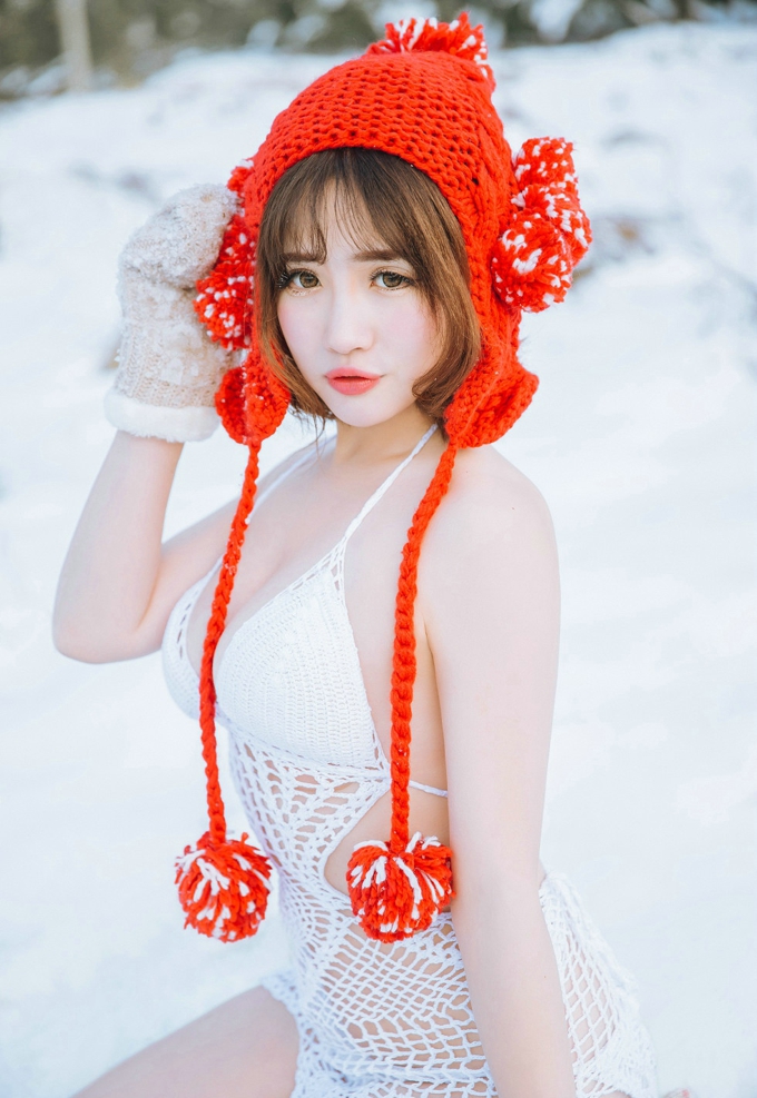 徐cake雪地白色缕空毛衣豪乳写真