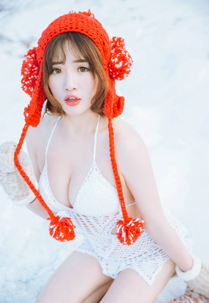 徐cake雪地白色缕空毛衣豪乳写真