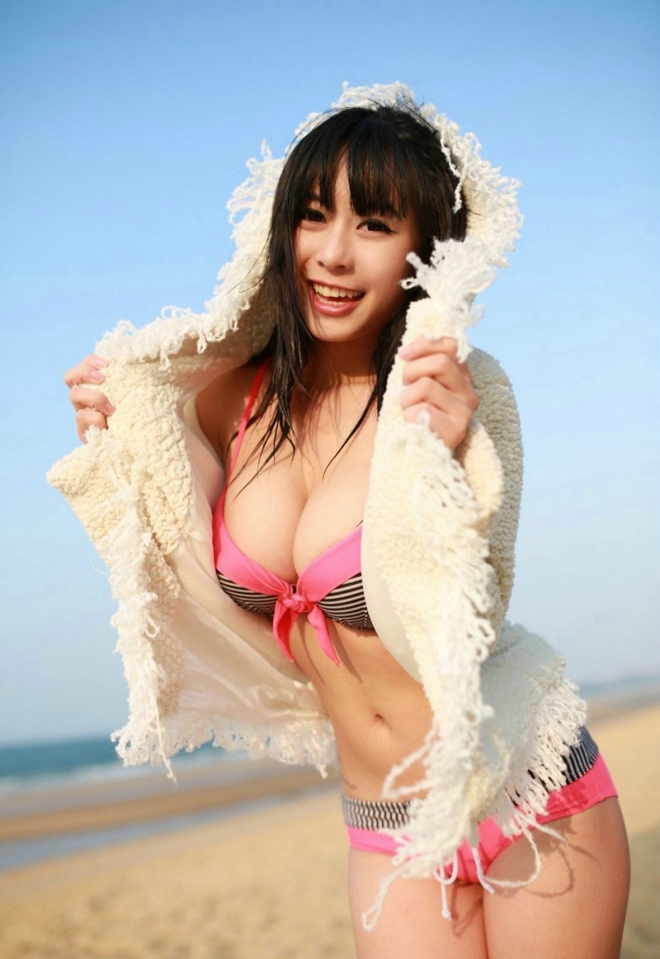 靓丽大眼清纯美女溪边比基尼大奶惹火销魂娇媚诱人写真