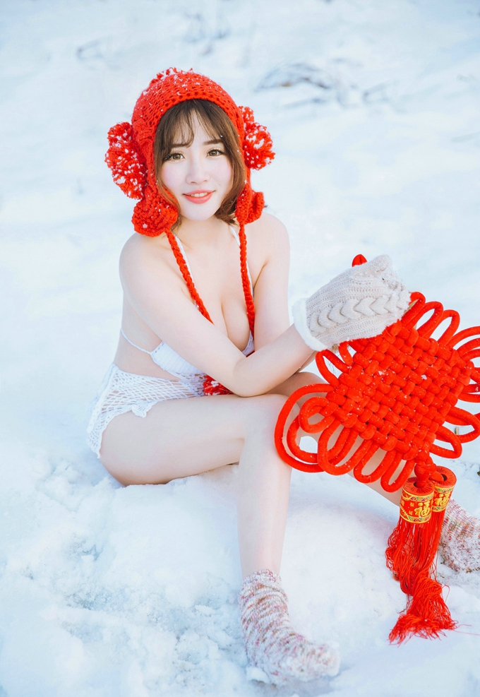徐cake雪地白色缕空毛衣豪乳写真
