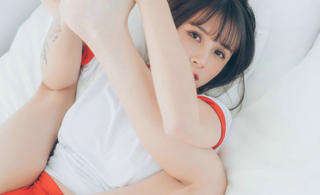 童颜巨乳柳侑绮丰满俏皮白嫩酥胸私房销魂挑逗诱人写真