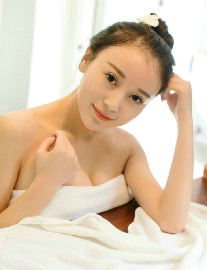 性感美女赵小米白色睡袍包裹完美身材梦幻写真