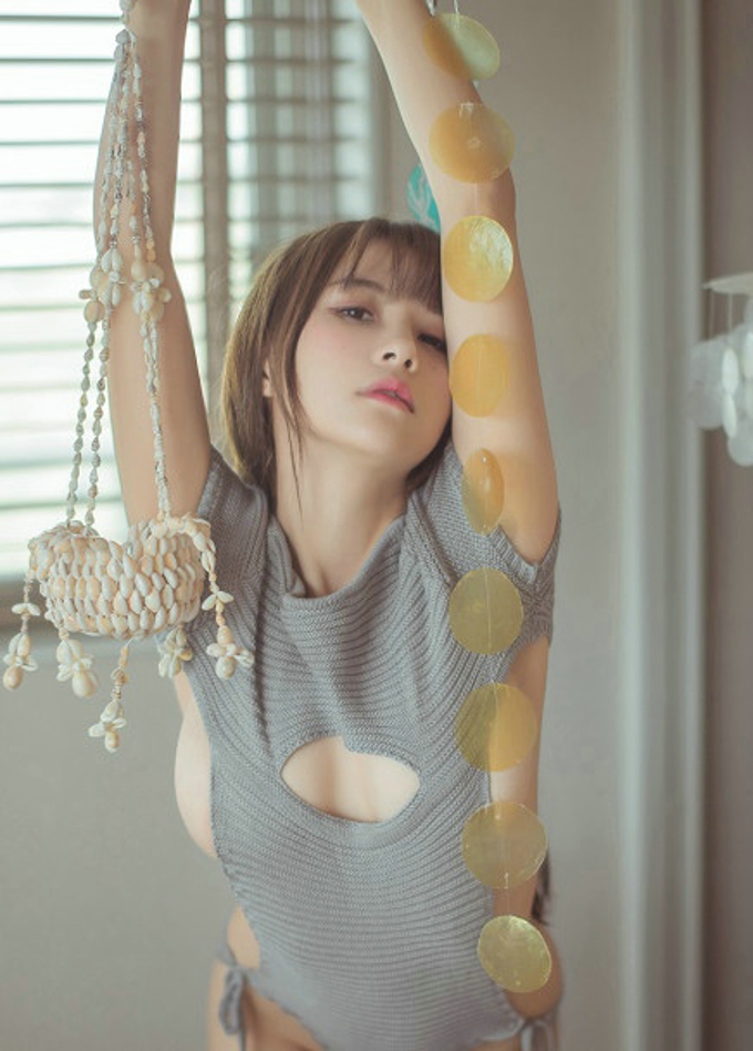 极品尤物性感夏美酱居家私房露背毛衣真空露豪乳火辣诱惑写真