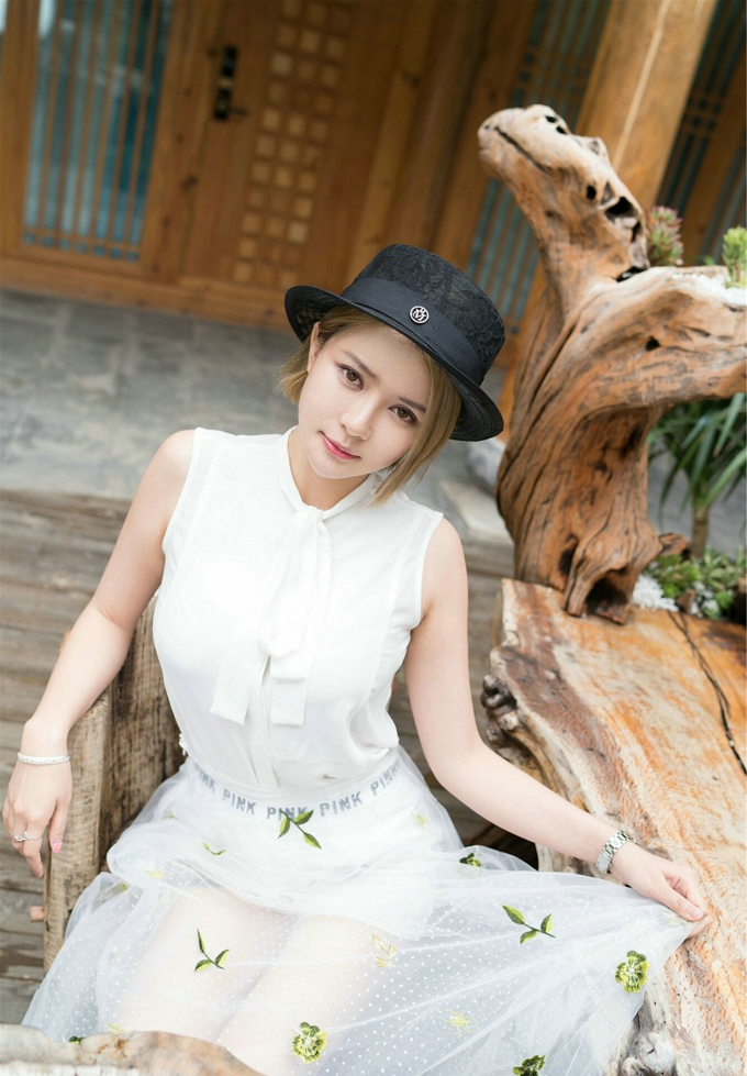 大胸豪乳女神凯竹BuiBui呼之欲出白嫩肌肤性感迷人诱惑写真