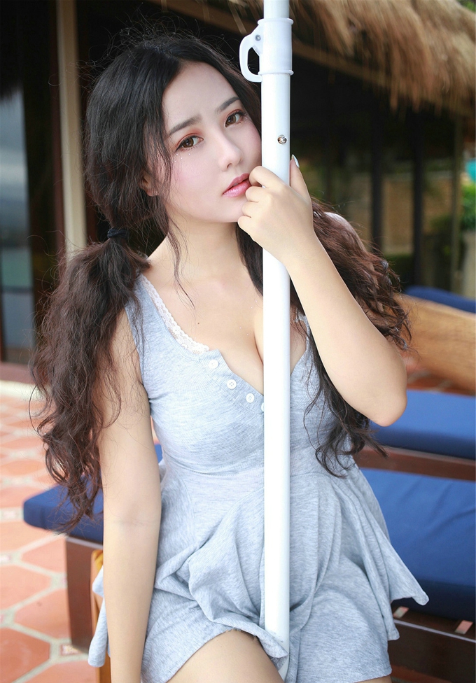 童颜巨乳Manuela玛鲁娜迷人性感旅拍灰色丁字裤半脱秀翘臀诱惑写真