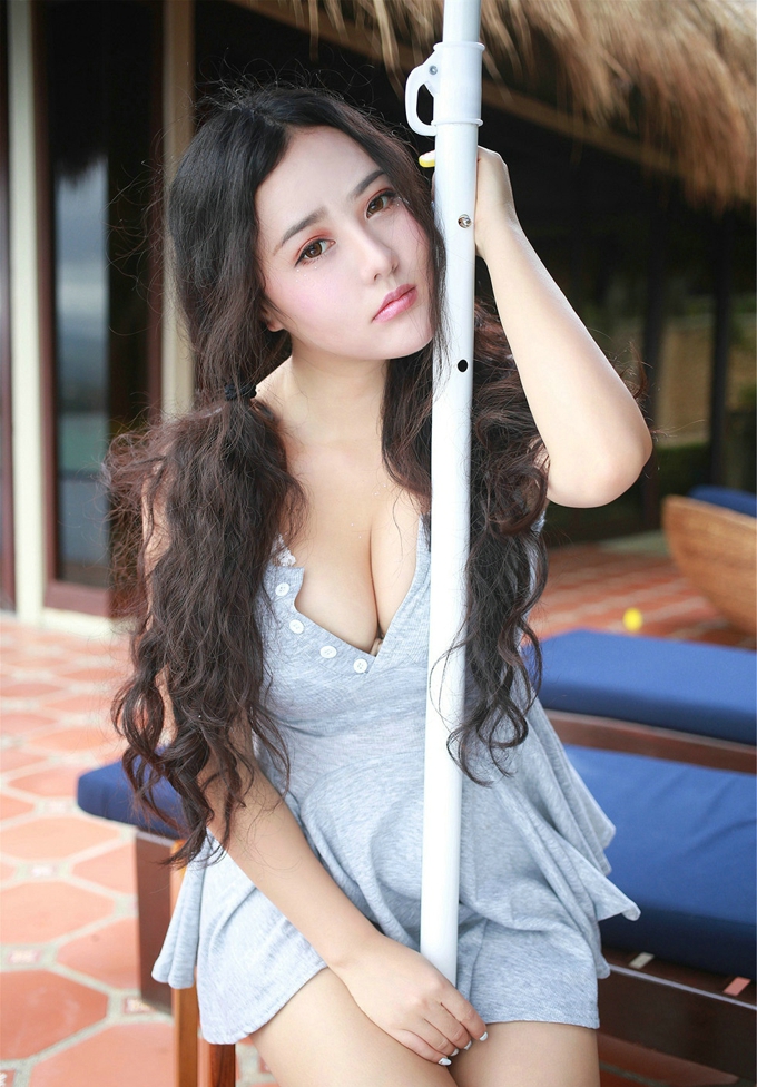 童颜巨乳Manuela玛鲁娜迷人性感旅拍灰色丁字裤半脱秀翘臀诱惑写真