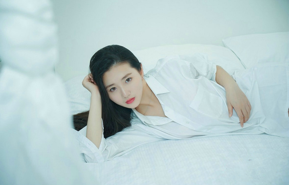 气质清纯美女画画sugar居家纯白衬衣白色蕾丝内裤诱惑翘臀写真