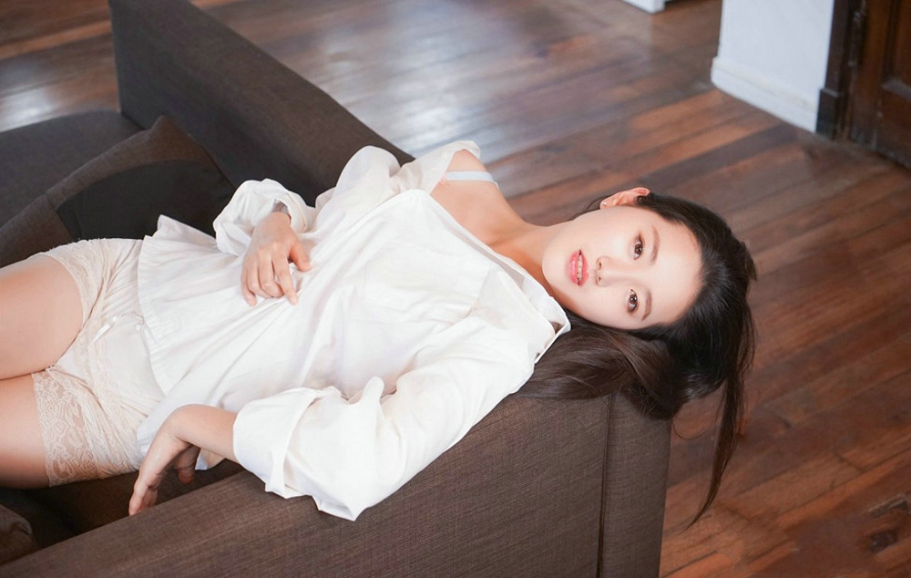 气质清纯美女画画sugar居家纯白衬衣白色蕾丝内裤诱惑翘臀写真