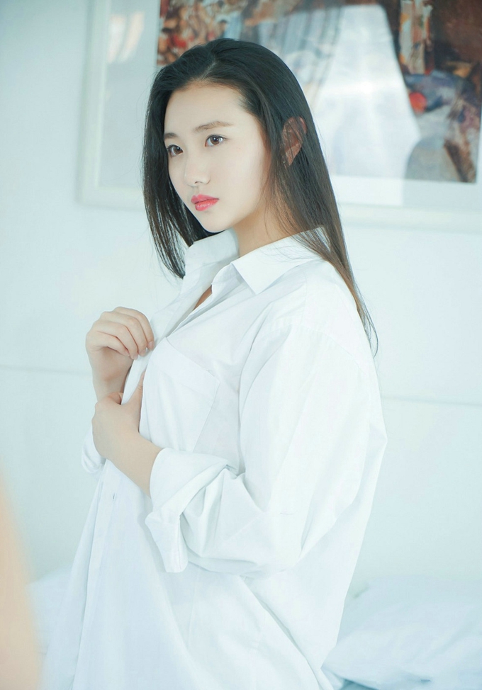 气质清纯美女画画sugar居家纯白衬衣白色蕾丝内裤诱惑翘臀写真