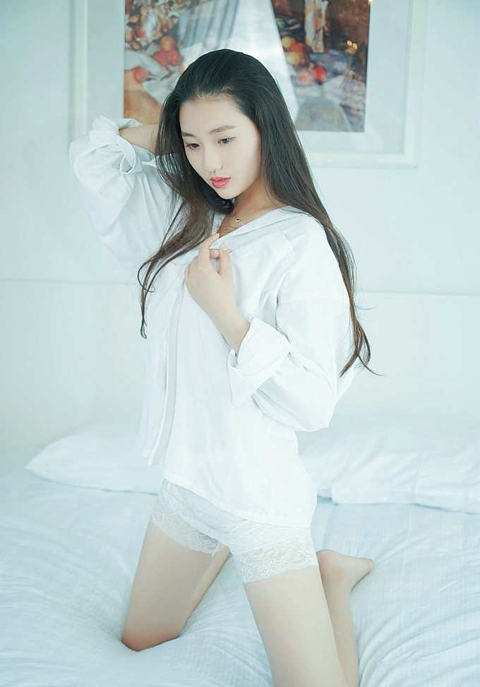 气质清纯美女画画sugar居家纯白衬衣白色蕾丝内裤诱惑翘臀写真