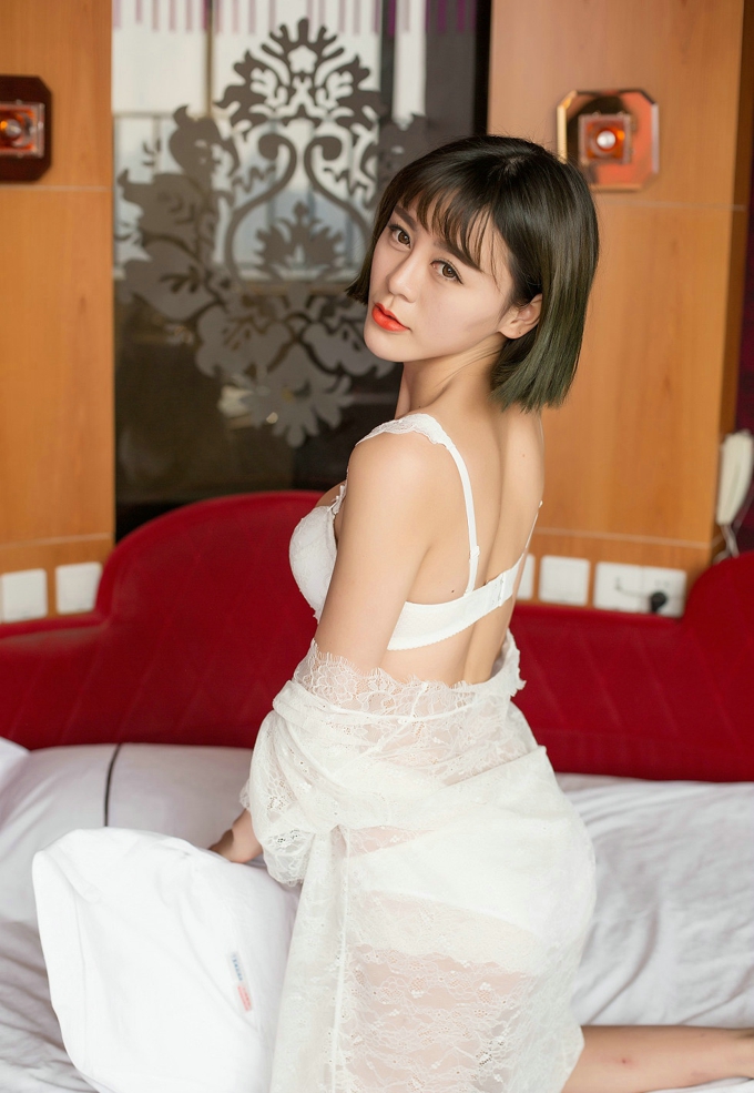 短发清纯诱人女神汪萌萌白色内衣迷人红唇美乳翘臀私房写真