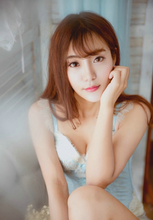 性感清纯邻家美女丰满美胸靓丽温馨写真