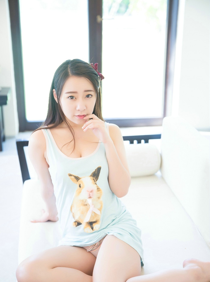 清纯女神朵比DOBBY居家私房美乳翘臀白嫩肌肤完美身材写真