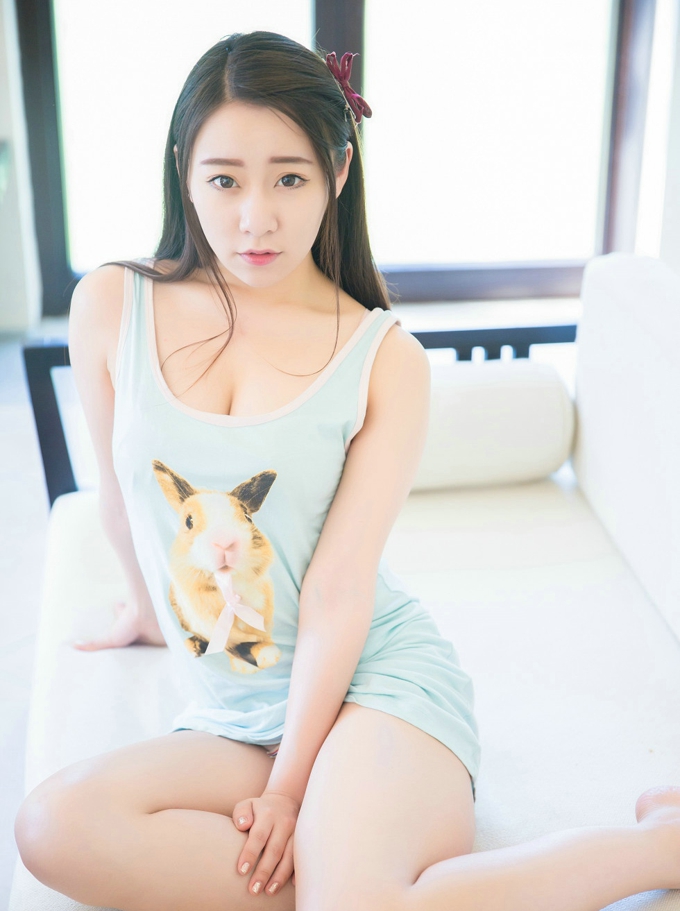清纯女神朵比DOBBY居家私房美乳翘臀白嫩肌肤完美身材写真