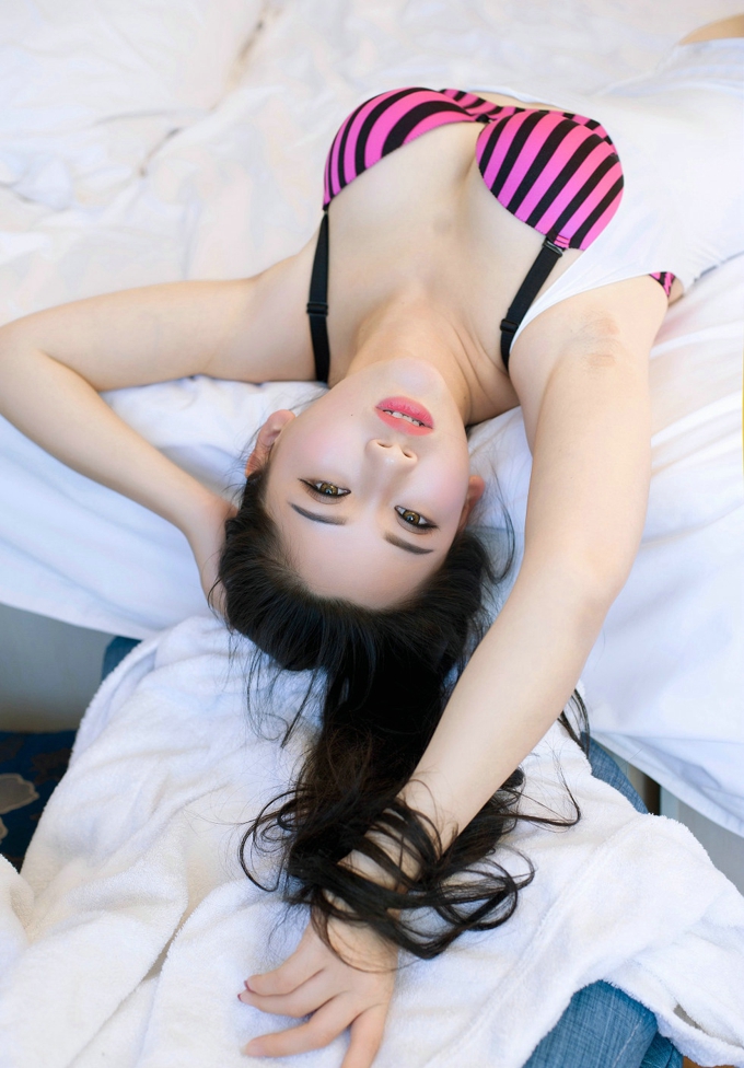 气质北方姑娘朱小旭诱惑迷人居家私房内衣美乳翘臀写真