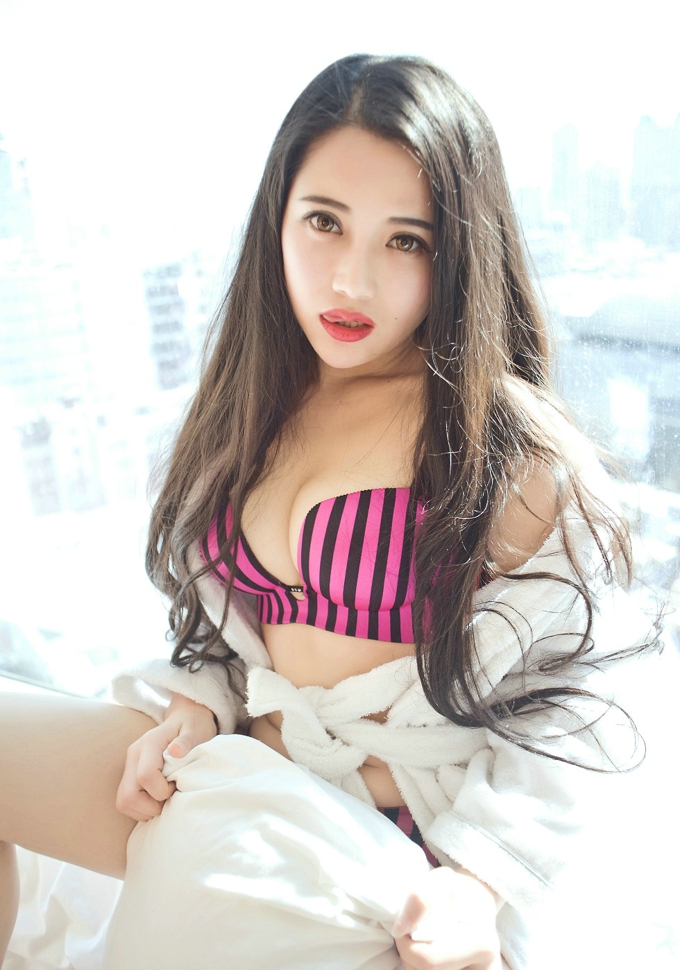 气质北方姑娘朱小旭诱惑迷人居家私房内衣美乳翘臀写真
