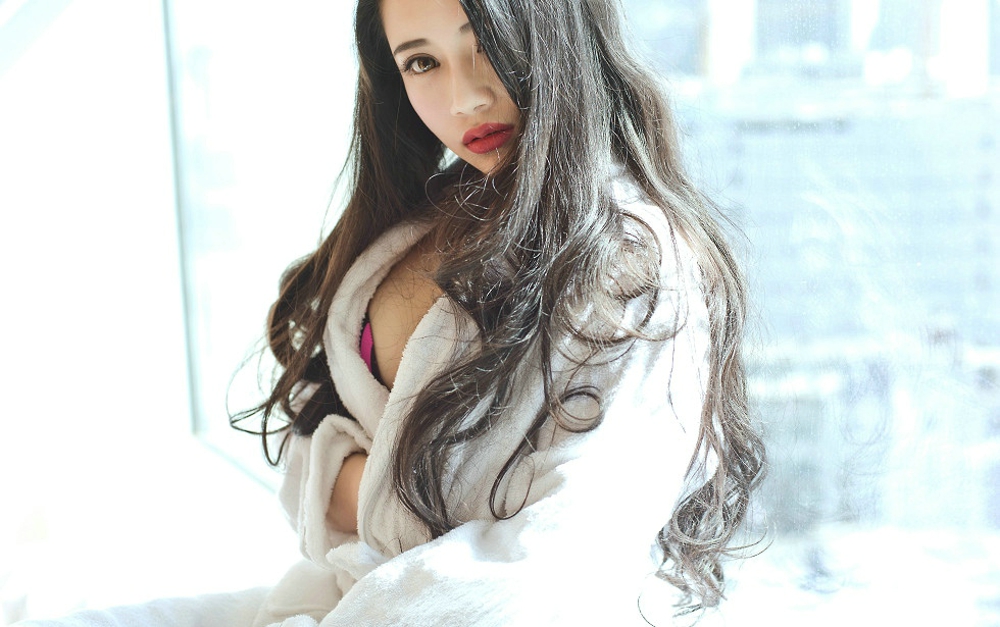 气质北方姑娘朱小旭诱惑迷人居家私房内衣美乳翘臀写真