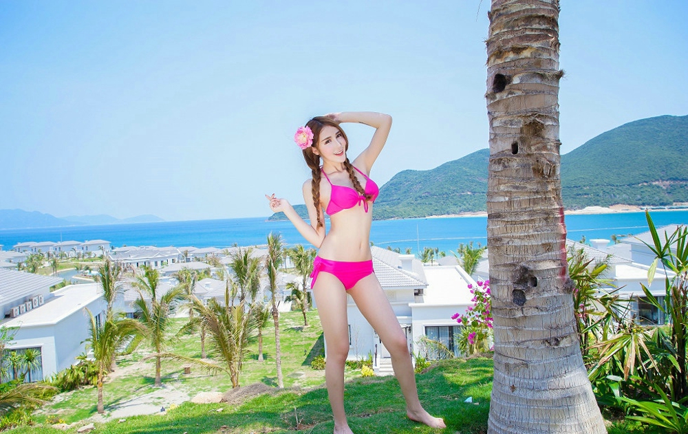 气质嫩模女神伍月yuer完美身材撩人眼神巨乳美腿写真