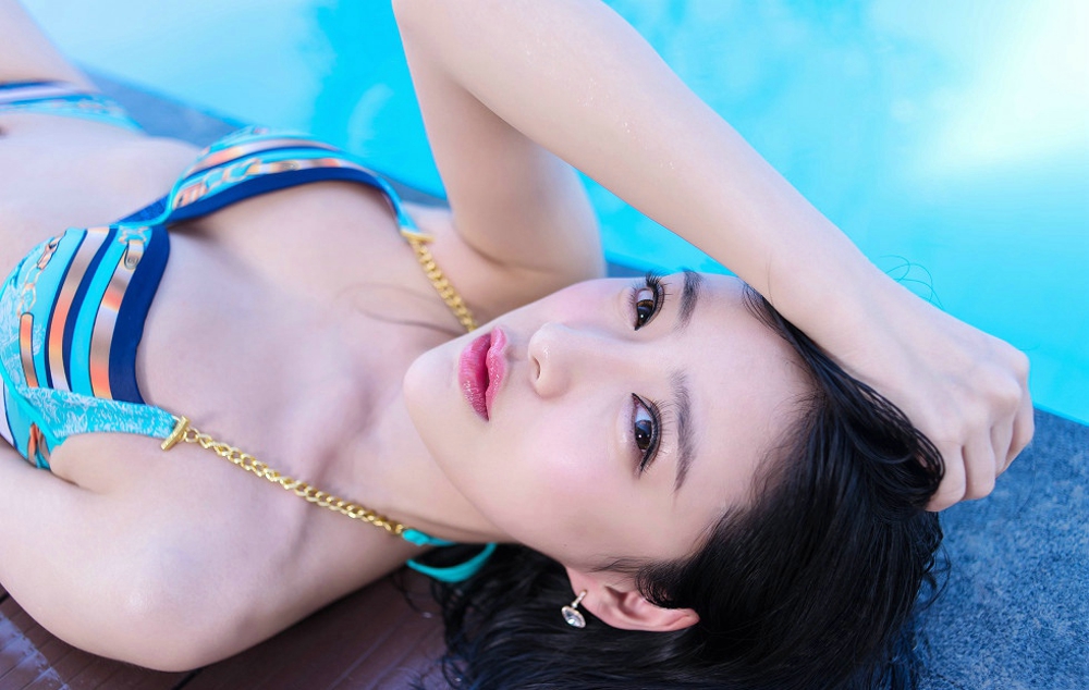 气质女神施忆佳KITTY酱性感泳衣诱惑迷人美乳翘臀美腿诱惑写真