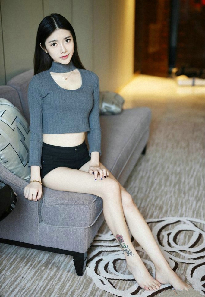 气质清爽美女于小小姐Momo黑色牛仔短裤白嫩美腿清爽迷人写真
