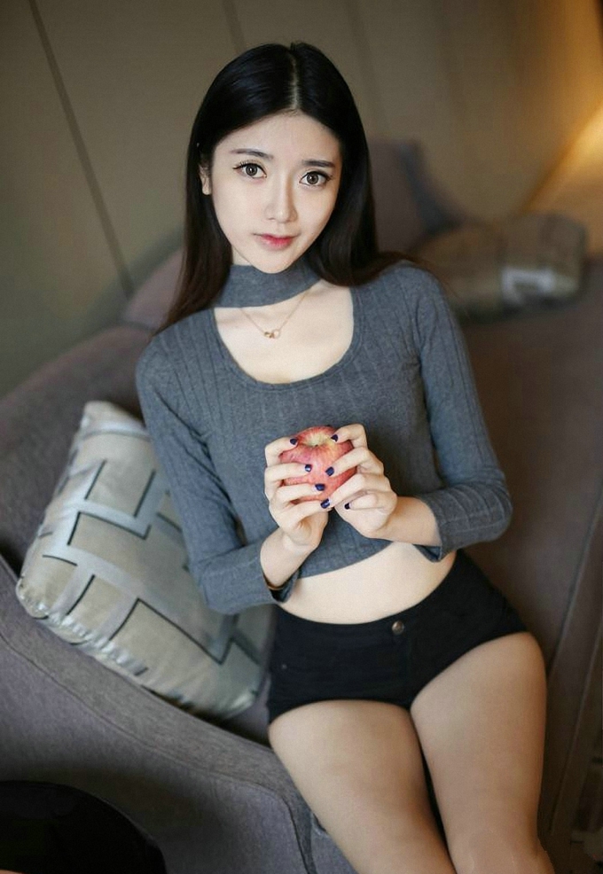 气质清爽美女于小小姐Momo黑色牛仔短裤白嫩美腿清爽迷人写真