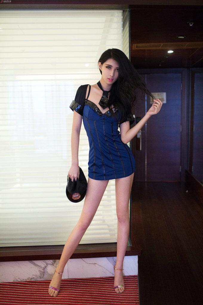 制服诱惑女神哈尼宝宝迷人性感气质美腿翘臀完美身材巨乳写真