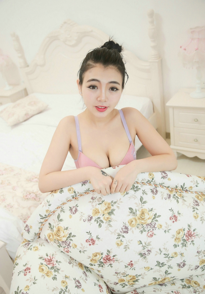 居家气质女神BOSS-YOYO私房内衣大胸翘臀撩人姿势迷人勾魂写真