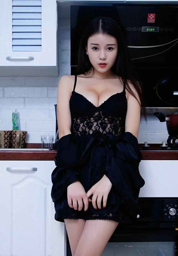 黑丝蕾丝睡裙透视内衣大胸美腿诱惑迷人赵小米Kitty居家私房写真