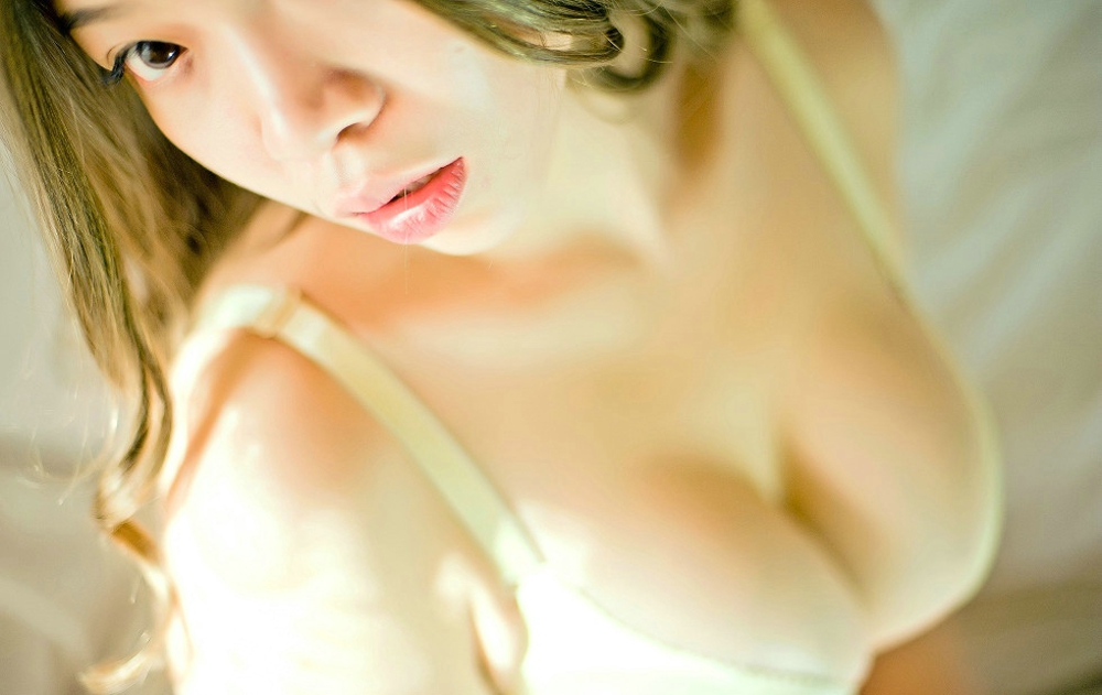 超级巨乳大胸美女卡普居家私房性感内衣秀豪乳慵懒迷人写真