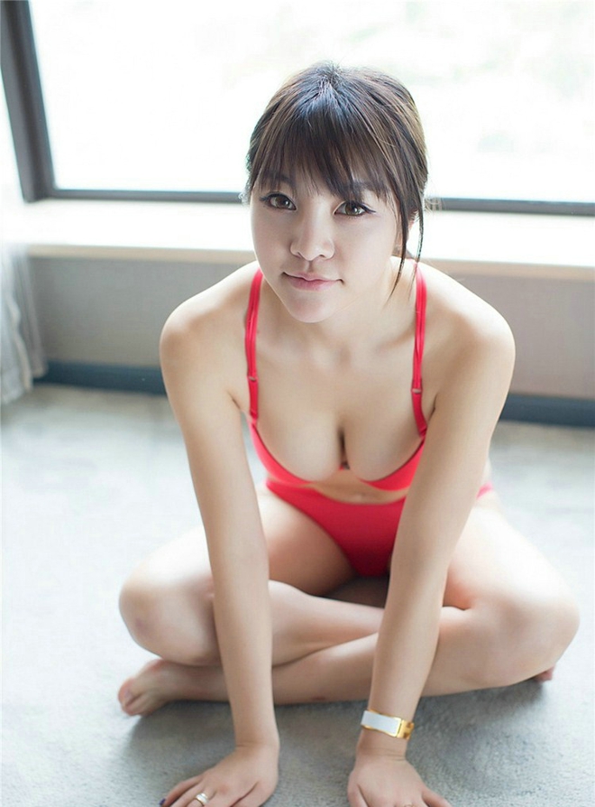 娇嫩清纯少女室内比基尼温暖笑意性感娇艳销魂写真