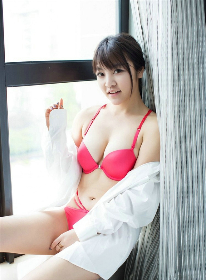 娇嫩清纯少女室内比基尼温暖笑意性感娇艳销魂写真