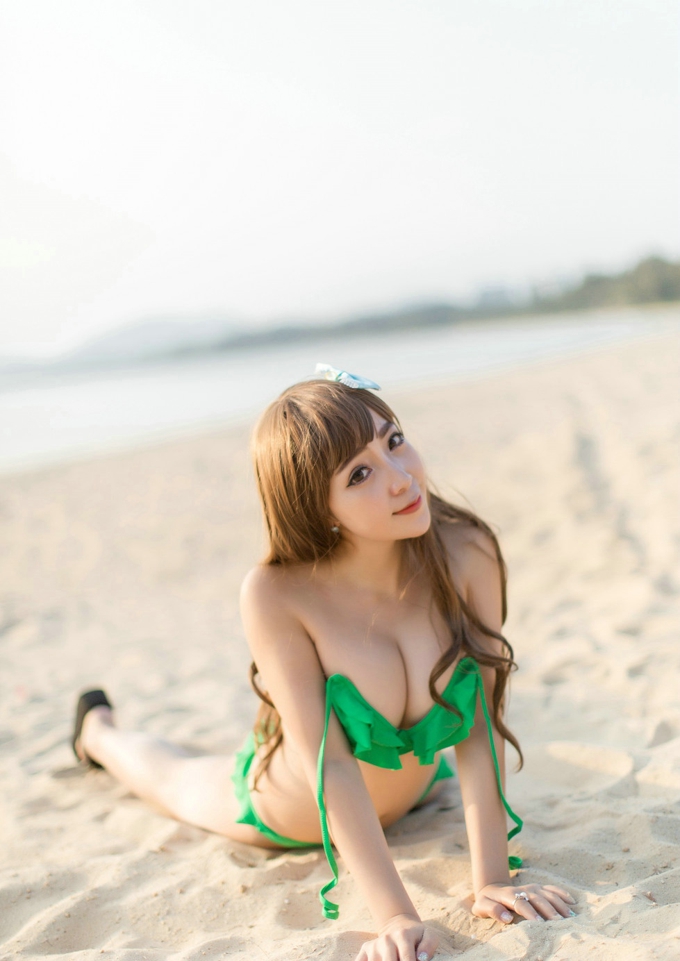 海滩比基尼完美身材女神黄歆苑巨乳大胸翘臀白嫩肌肤撩人写真
