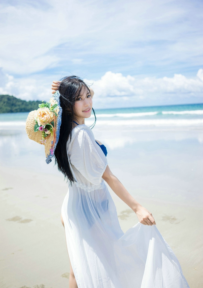 女神绮里嘉Ula诱惑迷人性感比基尼大胸翘臀美腿娇嫩俏丽写真