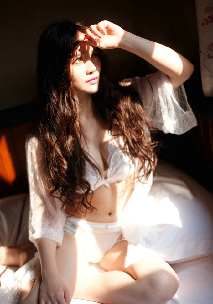 气质美女高溜Milkcat性感内衣白色蕾丝诱惑迷人美乳性感写真