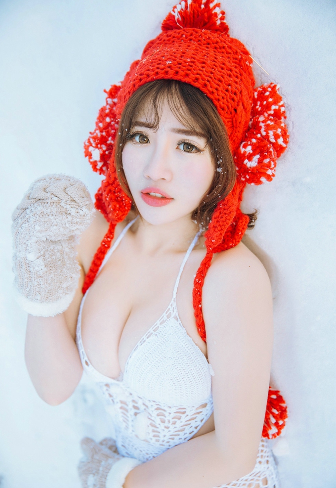 徐cake雪地白色缕空毛衣豪乳写真