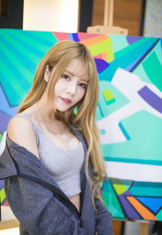 性感美女夏正正小露香肩酥胸娇媚撩人写真