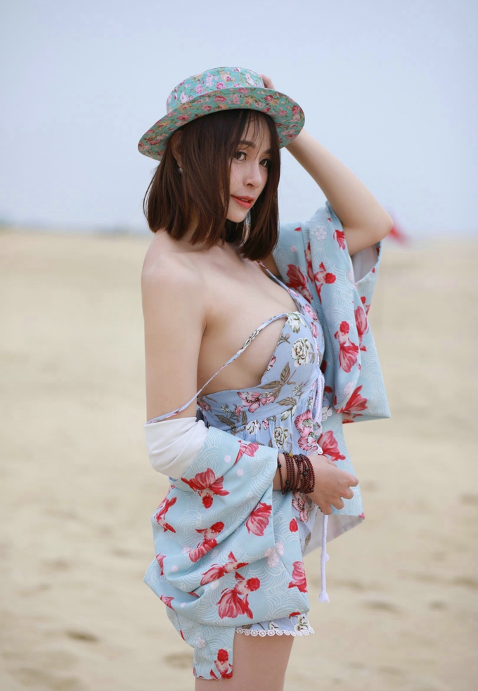 海边风情美乳气质嫩模诱惑写真