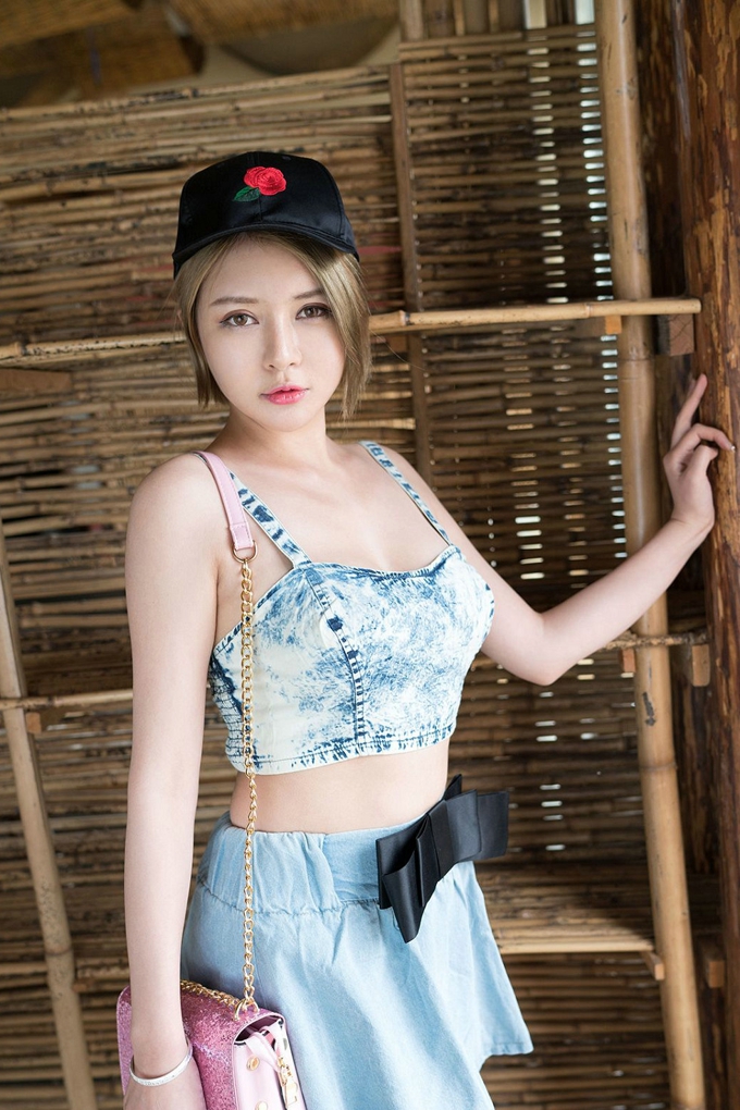 性感女神凯竹BuiBui吊带背心大胸巨乳游湖哦迷人短裙翘臀写真