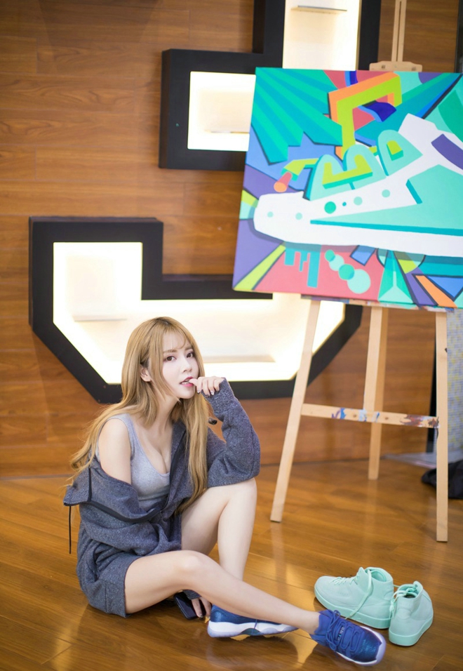 性感美女夏正正小露香肩酥胸娇媚撩人写真