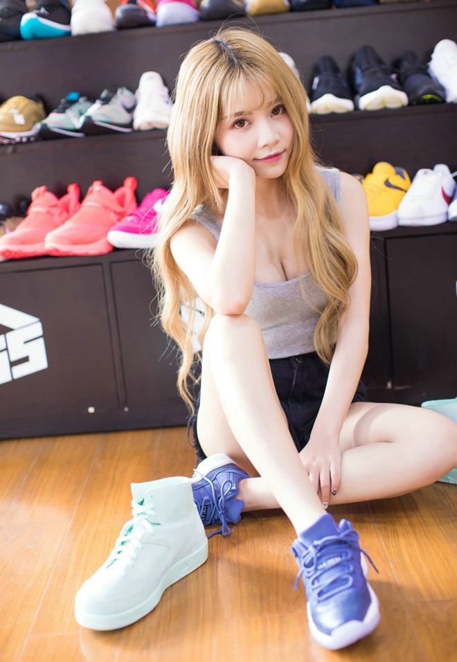 性感美女夏正正小露香肩酥胸娇媚撩人写真
