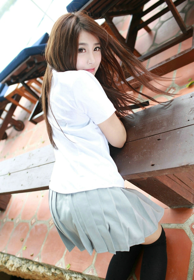 清纯俏皮学妹户外挑逗惹火诱人写真