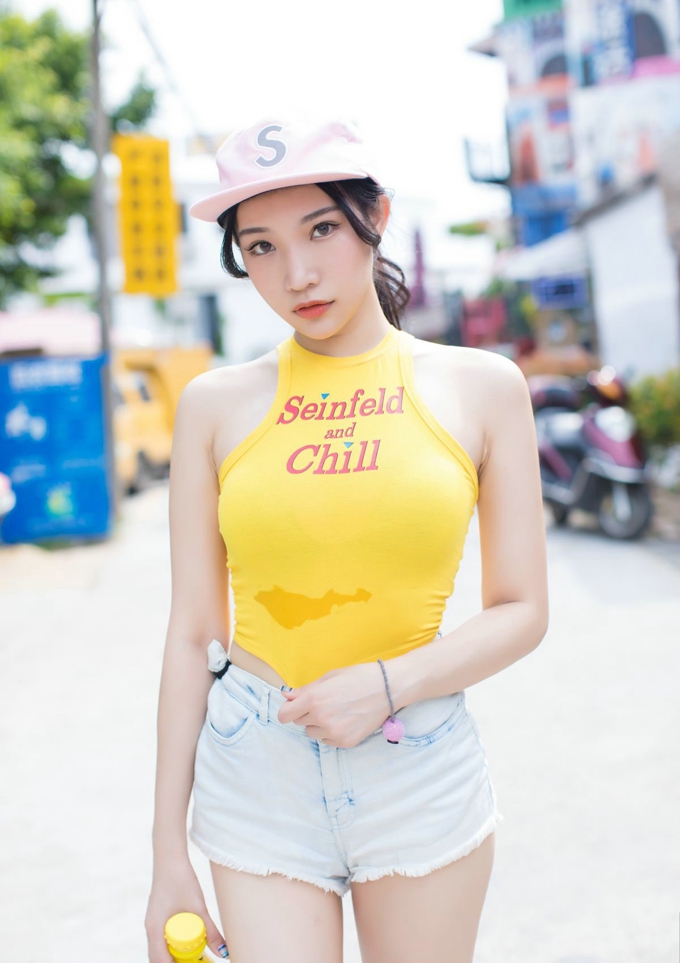 牛仔短裤翘臀靓丽嫩模性感迷人写真