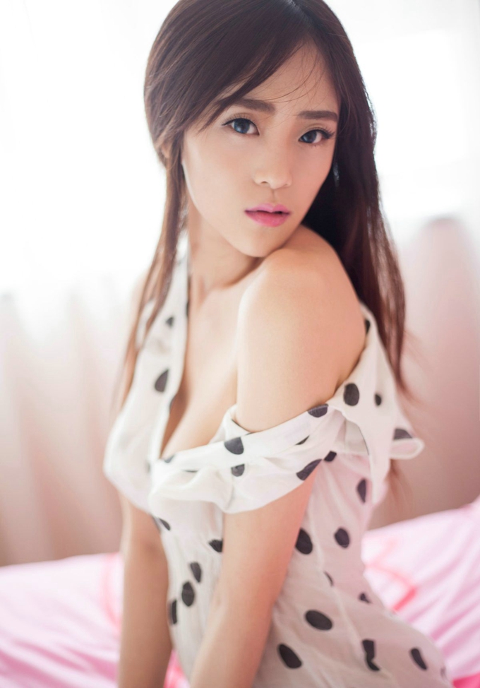 气质嫩模顏允允性感迷人美乳写真