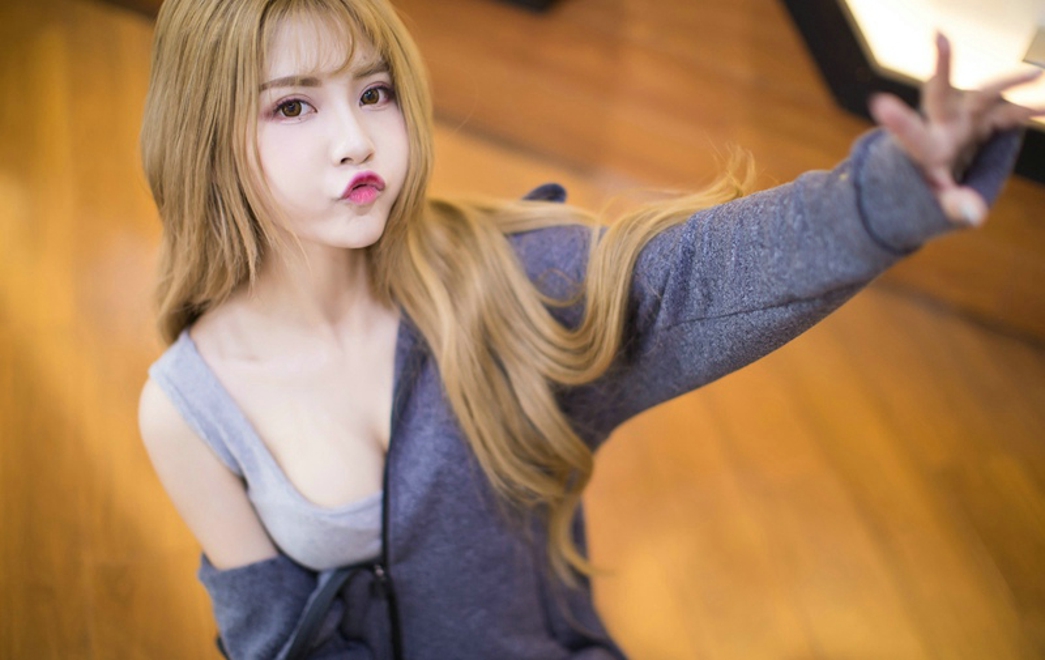 性感美女夏正正小露香肩酥胸娇媚撩人写真
